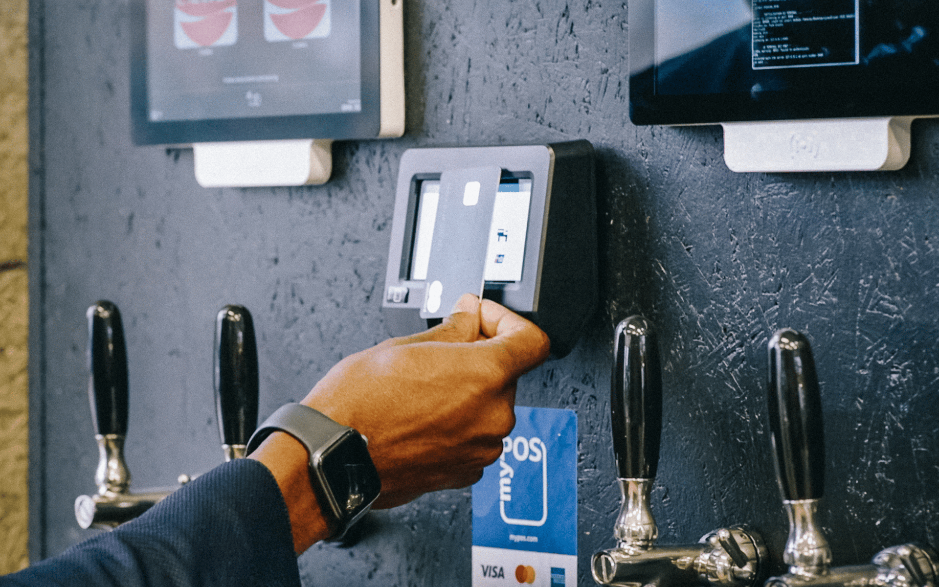 DRINKOTEC intègre le paiement par carte à ses systèmes de débit de boissons